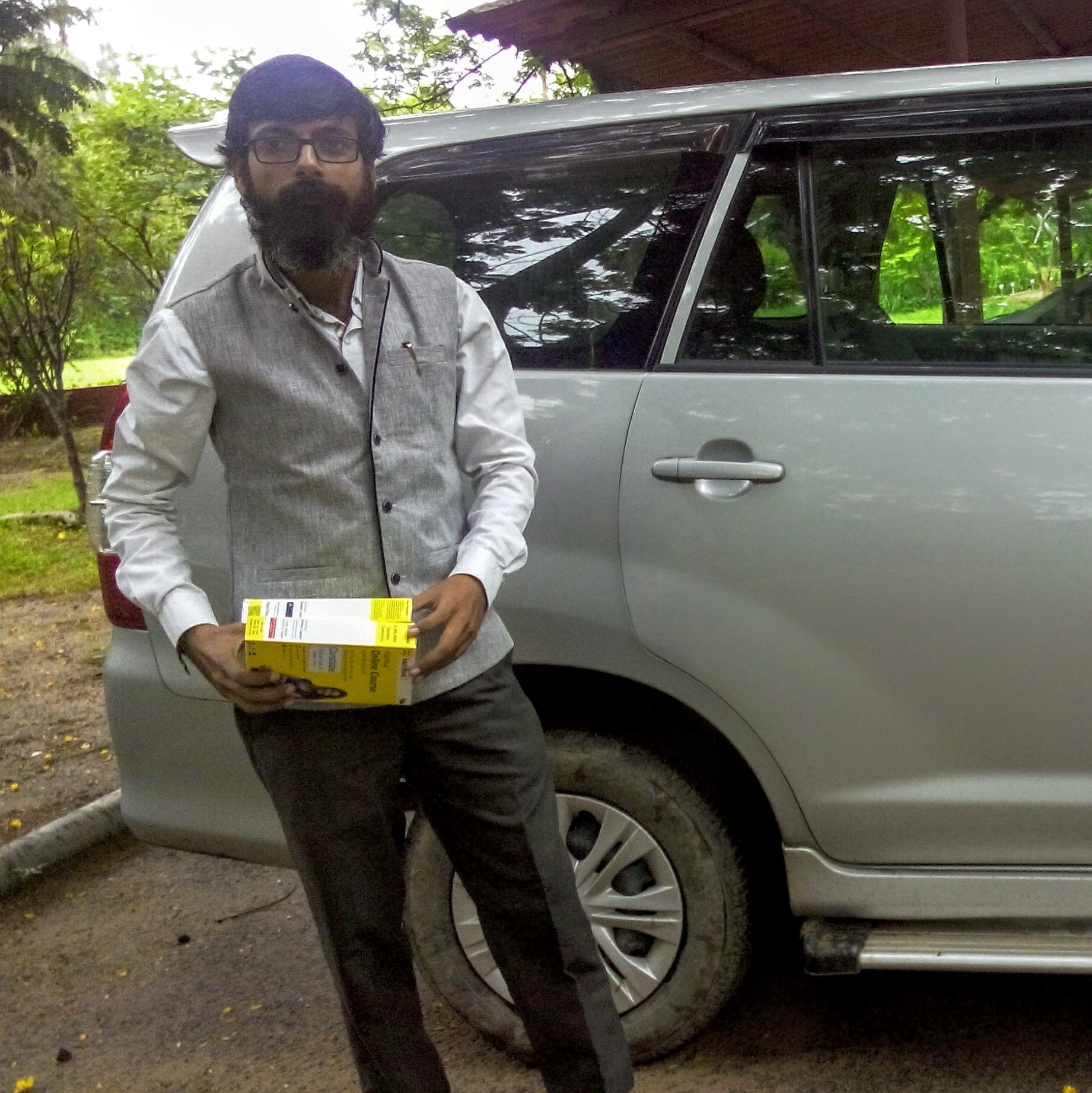 Vijay Thakkar - Co-founder and COO of kachhua, startup in elearning. Director at SVIMS .